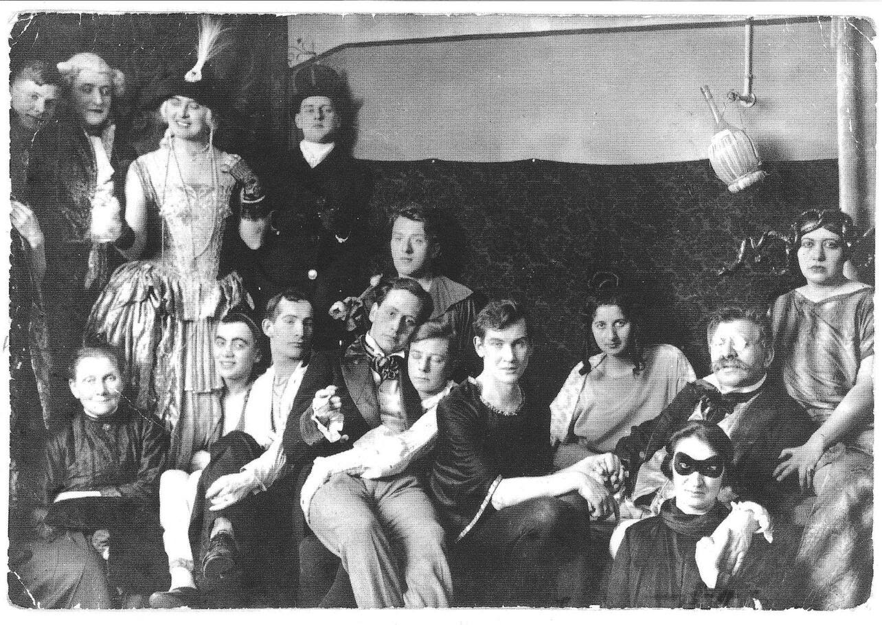 Magnus Hirschfeld (second from the left) at a costume party of the Institute for Sexual Science. Berlin, 1921 | © Archive of the Magnus Hirschfeld Society